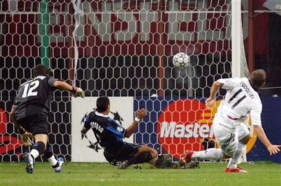 Подольски забивает второй гол