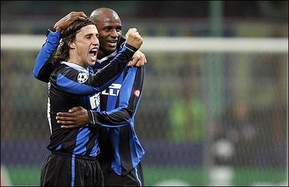 Виейра поздравляет Креспо