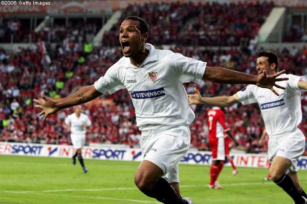 Луис Фабиано празднует забитый гол