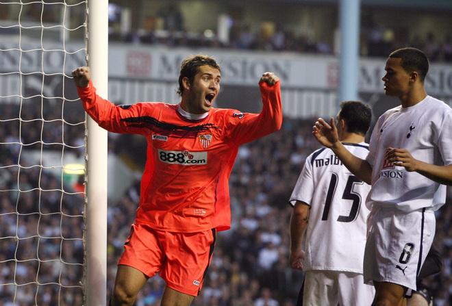 Кержаков празднует автогол Мальбранка